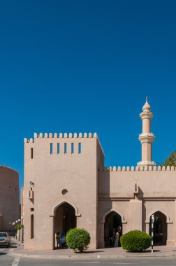 Turist ın Bazaarı (Pazar) Nizwa fort ana girişinin, Umman