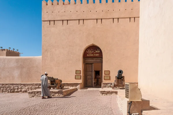 Ingang van het toeristische fort Nizwa, Oman — Stockfoto