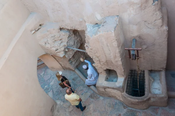 Turisti sisäpihalla Nizwa Fort, Oman — kuvapankkivalokuva