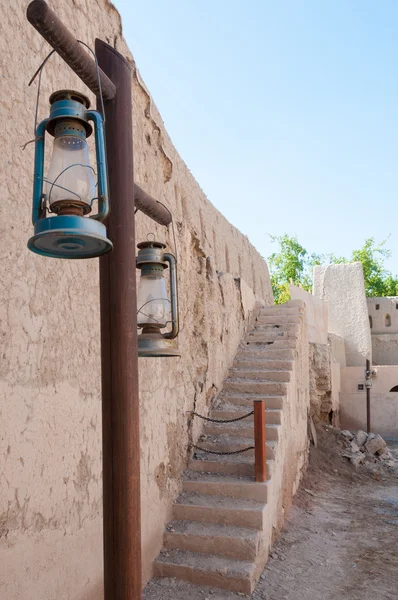 Lantern en ruïnes van de muur van Nizwa Fort, Oman — Stockfoto