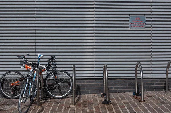 Bisiklet standı bir ofis binasının dışında — Stok fotoğraf