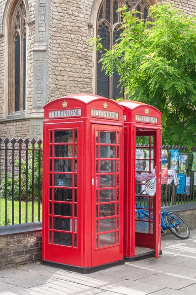 Fila de dos cabinas telefónicas británicas rojas —  Fotos de Stock