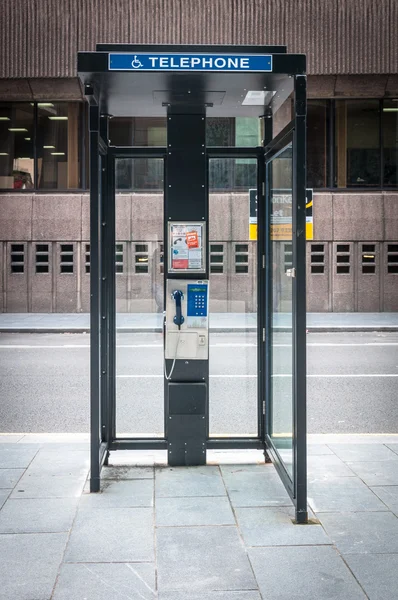 Moderna telefonautomat på nära håll — Stockfoto