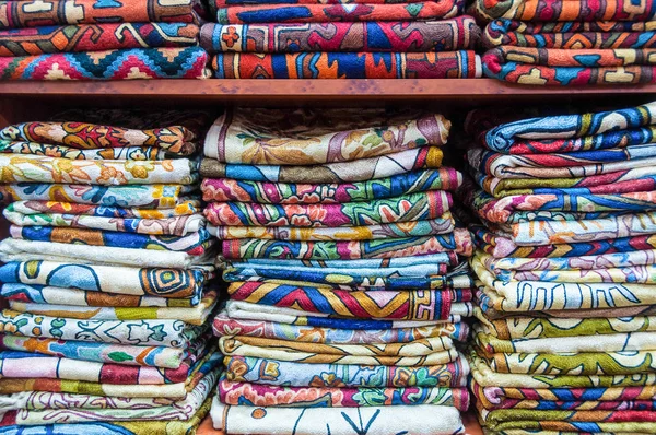 Exposição de tecidos coloridos, Mascate, Omã — Fotografia de Stock