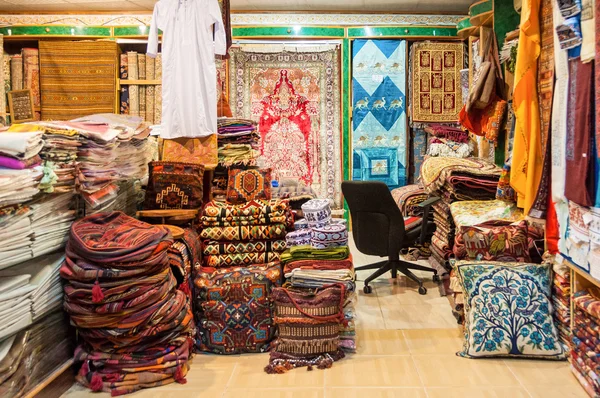 Vintage textiles and carpets shops, Mutrah Souk, Muscat, Oman — Stock Photo, Image