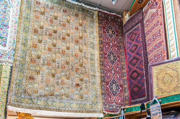 Hand knotted persian carpets on display in a shop Mutrah Souk, Muscat, Oman — Stock Photo, Image