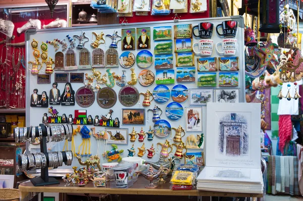 Vendedor de lembranças em Mutrah Souk, em Mutrah, Mascate, Omã — Fotografia de Stock