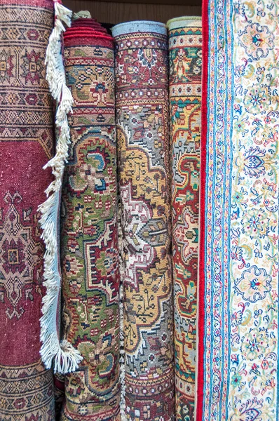 Hand Geknoopte tapijten te koop in Mutrah Souk, in Mutrah, Muscat, Oman, Midden-Oosten — Stockfoto