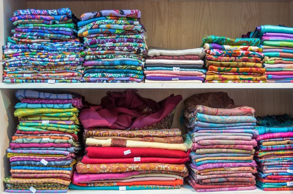 Bright fabric for sale in Mutrah Souk, in Mutrah, Muscat, Oman, Middle East — Stock Photo, Image