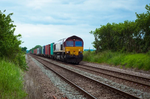 Pociąg towarowy w Bury St Edmunds Cattishall crossing, Wielka Brytania — Zdjęcie stockowe