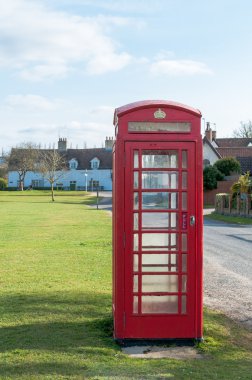 British Telecom kırmızı telefon kutusunda bir Suffolk Köyü, İngiltere