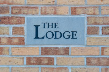 'The Lodge' bir tuğla duvara imzalamak