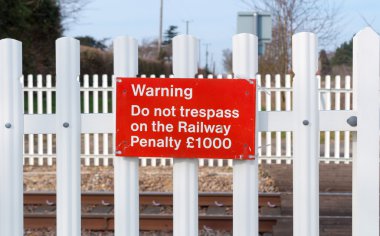 Uyarı işareti üzerinde demiryolu hemzemin geçit, Cattishall, St Edmu gömmek