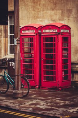 BT kırmızı telefon kutuları Cambridge, İngiltere'de bir sokakta