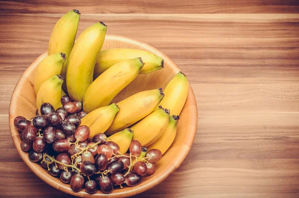 Чаша свежих бананов и винограда — стоковое фото