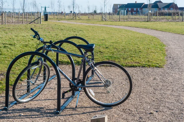 Rack de bicicleta parque — Fotografia de Stock