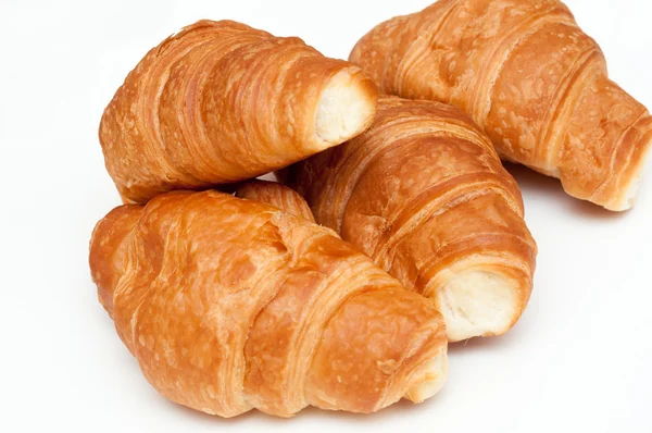 Croissants frescos no fundo branco — Fotografia de Stock