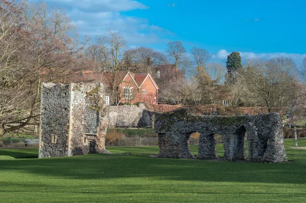 Руины средневекового аббатства в городе Суффолк Бери-Сент-Эдмундс, Великобритания — стоковое фото