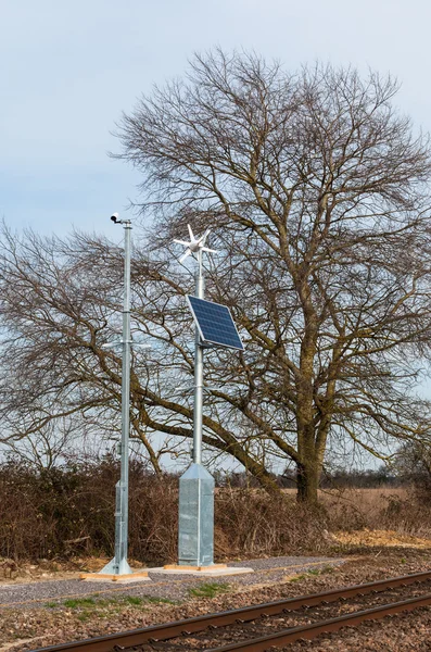 Solenergi och vindkraft påslagen Cctv järnvägsövergången, Storbritannien — Stockfoto