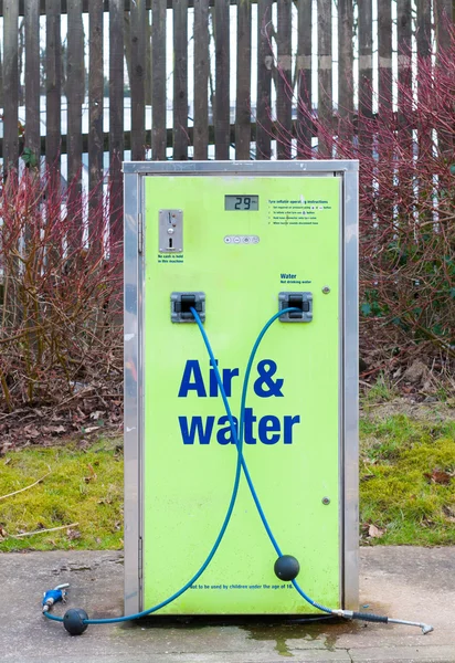 Nachfüllen von Luft und Wasser an Tankstellen — Stockfoto