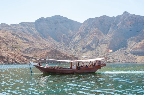 Ιστιοφόρο καϊκι στο θάλασσα του Ομάν, Ινδικό Ωκεανό, Musandam, Ηνωμένα Αραβικά Εμιράτα — Φωτογραφία Αρχείου
