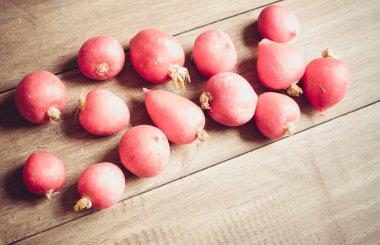 Eski bir ahşap yüzey üzerinde taze hasat turp ap filtre