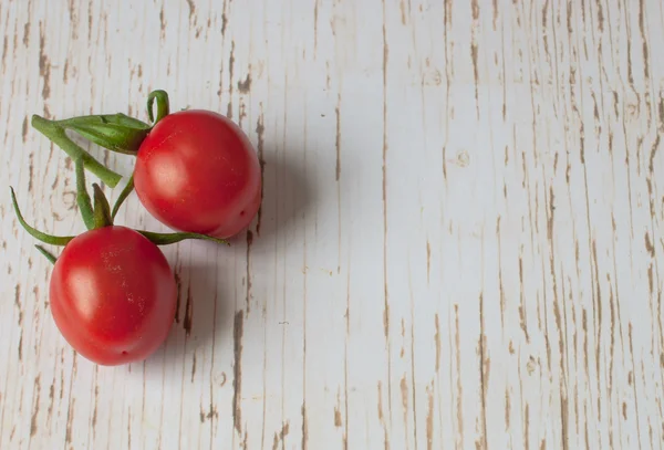 Pareja de tomates de vid sobre una superficie de madera —  Fotos de Stock