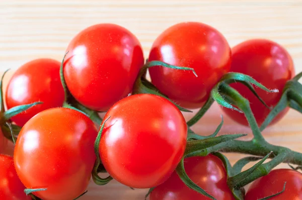 Wiśniowe pomidory z bliska płytkiej głębi ostrości — Zdjęcie stockowe