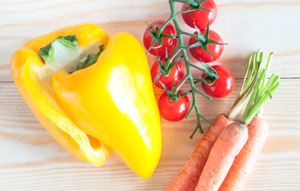 Pimiento amarillo, tomates cherry y zanahorias bebé rocío poco profundo —  Fotos de Stock