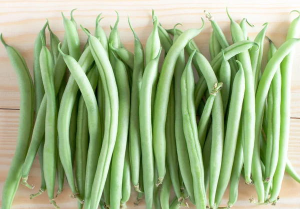 Green beans on wooden background — Stock Photo, Image