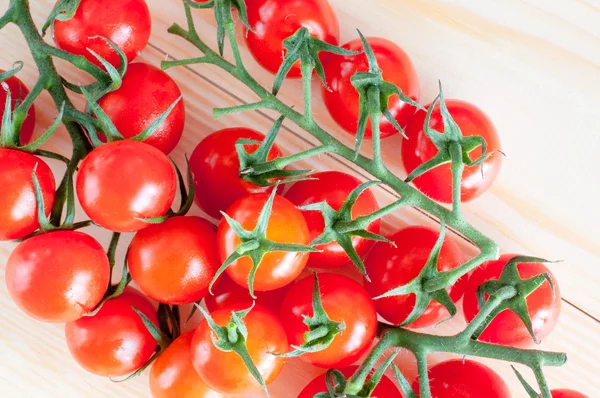 Manojo de tomates cherry —  Fotos de Stock