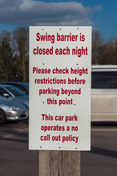 Znak po dla "Swing barierę" na parkingu — Zdjęcie stockowe