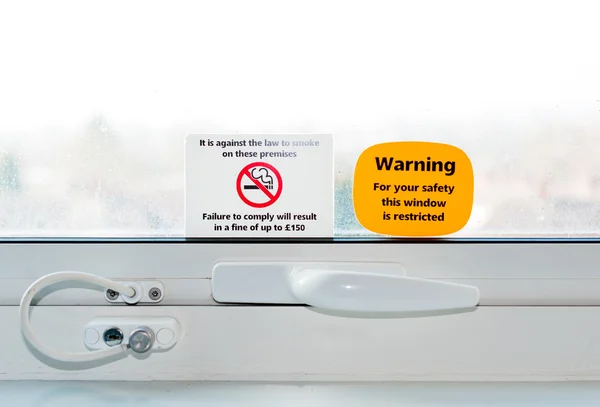 Janela 'Não fumar' etiqueta de advertência — Fotografia de Stock