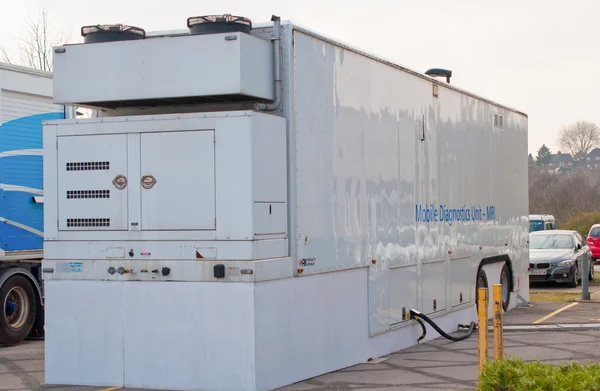 Scannen mobiele Mri-eenheid in een ziekenhuis parkeerplaats Stockfoto