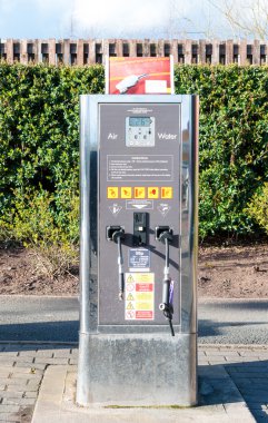 Hava ve su dispensor bir servis istasyonu