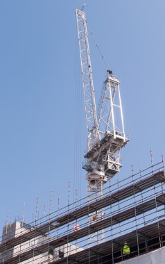 İnşaat vinç iskele inşaat alanında bir clea karşı