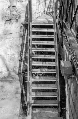 yıpranmış ve yıpranmış bir merdiven siyah beyaz resim