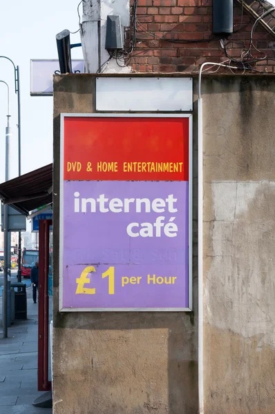 Teken voor 'internetcafé' en Dvd & Home Entertainment op de rand van — Stockfoto