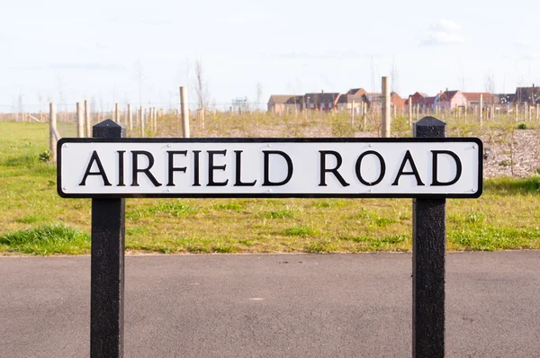 Flugfeld-Straßenschild an einem Holzpfahl — Stockfoto