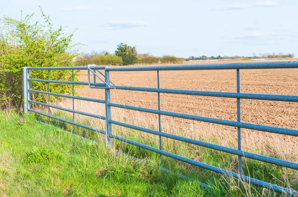 Vue latérale de la porte fermée en métal des terres agricoles en Angleterre — Photo