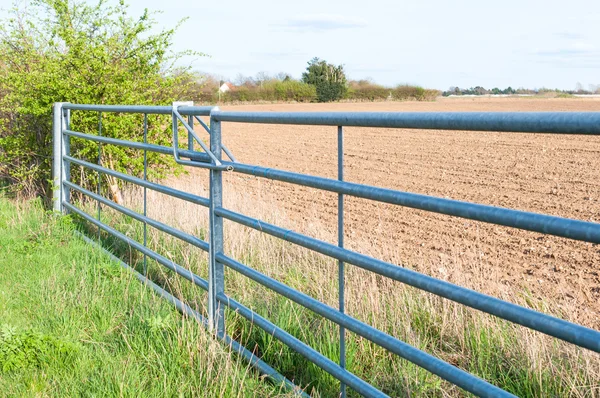 Seitenansicht geschlossenes Metalltor für Ackerland in England — Stockfoto