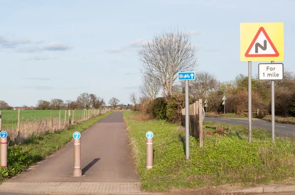 Radfahrer und Fußgänger teilen sich Weg — Stockfoto