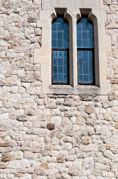 Старые разрушенные кирпичи стены и окна фона — стоковое фото