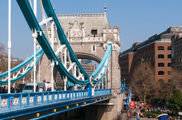 Tower Bridge i turystycznych w godzinach porannych w Londyn, Uk — Zdjęcie stockowe