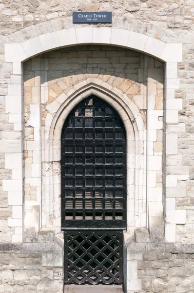 Kolebką wieży Tower Londyn, Anglia, Wielka Brytania — Zdjęcie stockowe