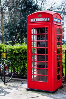 İngiliz Telekom telefon kulübesi bir park Londra'nın yakın
