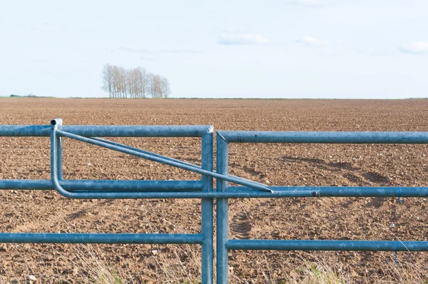 Closed farmland metal gate in England — Stock Photo, Image