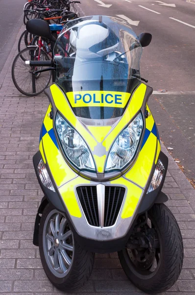 Britisches Polizeifahrzeug parkt auf einem Weg in London — Stockfoto