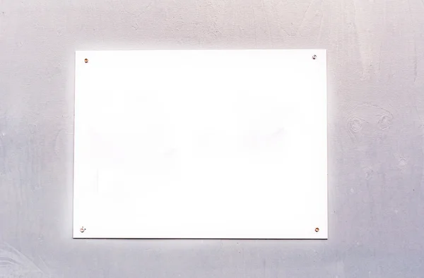 Placa de sinal branco em branco no fundo de madeira — Fotografia de Stock