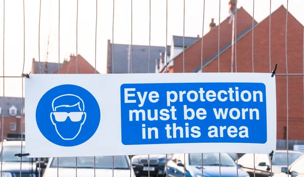 Warning sign 'Eye protection must be worn in this area' — 图库照片